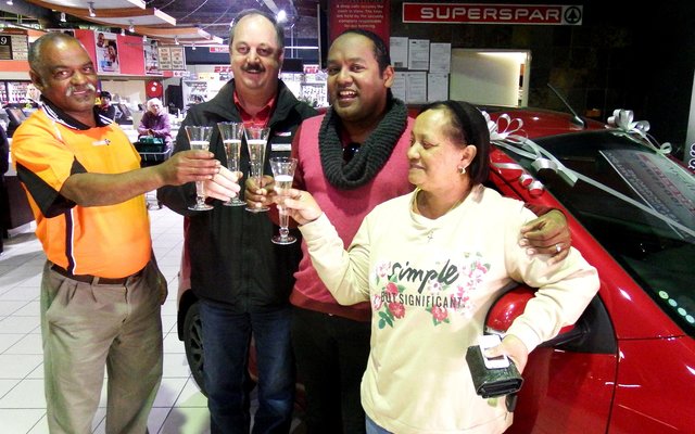 Vlnr is Barnerd Europa, Morkel van Niekerk, â€˜n trotse Abraham Newman en Eliza Europa tydens die klink van â€˜n glasie sjampanje op Abraham se nuwe â€œSparmotorâ€